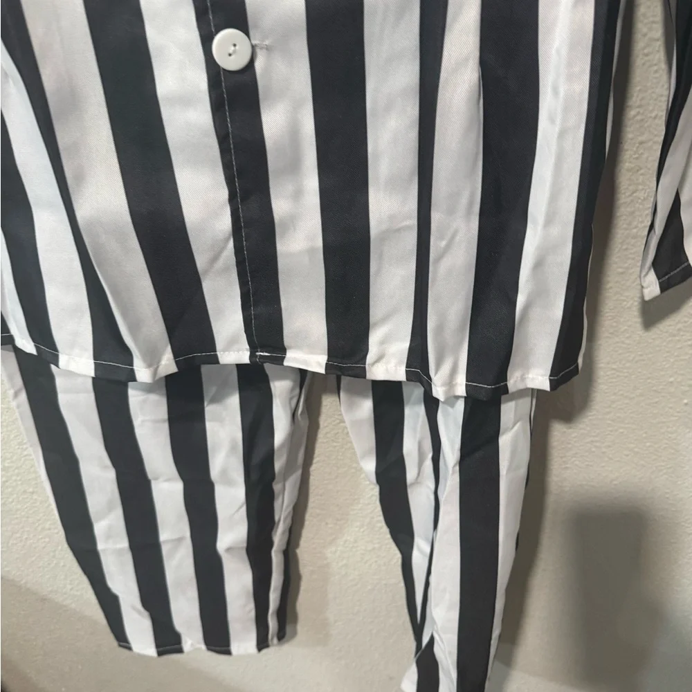 FUN SHACK  Beetlejuice Black and White Striped Suit Mens Halloween Costume M
